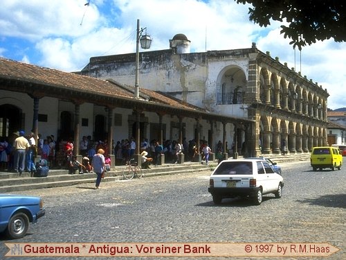 Schlange vor einer Bank