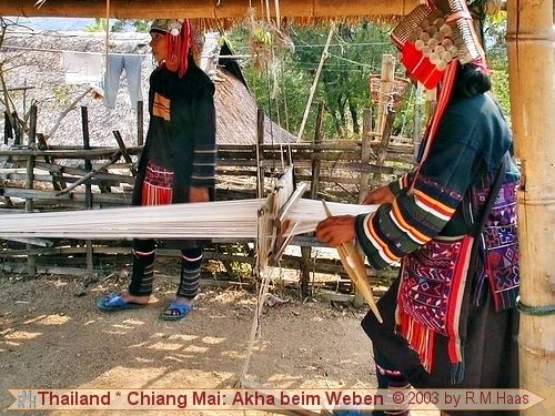 Webende Akha-Frauen Webende Akha-Frauen