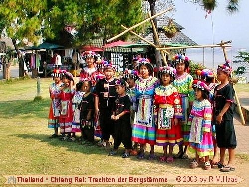 Kinder in Trachten der Bergvölker Kinder in Trachten der Bergvölker